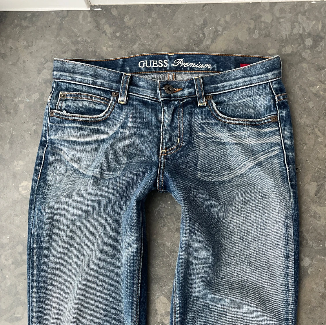 Såå snygga lågmidjade Guess jeans!!  - 1