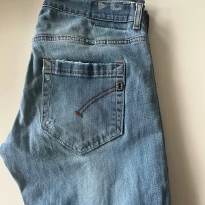 Dondup jeans - Snygga blå jeans från dondup och de är bra skick och en snygg detalj med ett hål på höger ben. Kostar ca 8000 nya så fett bra pris. Strl 31