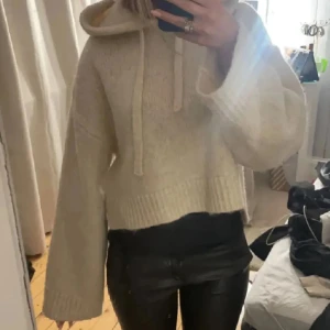 Beige stickad hoodie - Säljer en mysig beige stickad hoodie med långa ärmar och en croppad passform. Perfekt för kyliga dagar med sin mjuka och varma känsla. Den har en klassisk huva med dragsko och ribbade kanter. Bilden är lånad💗💗storleken är blandning av xs/s