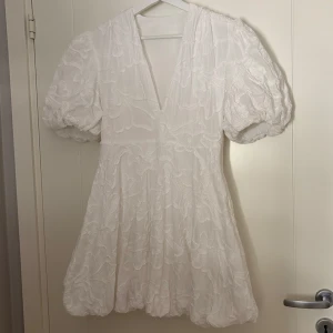 Vit klänning med puffärmar - Säljer denna fina studentklänningen❣️