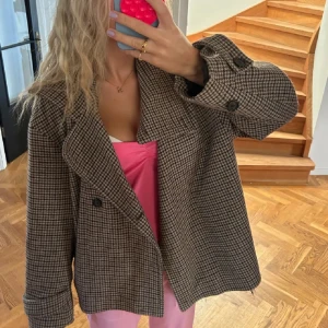 Arket kappa💝 - Säljer den super fina o populära arket kappan!!! Köpte den från en tjej på plick då de är hennes bilder, men har inte använt den därför säljer jag💕💕🤎