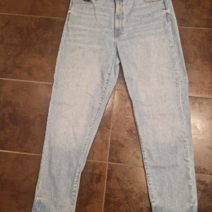 Girlfriend Maya jeans från Cubus. - Säljer ett par ljusblå jeans från Cubus i sk. "Mom jeans" modell. De har en klassisk femficksdesign och är högmidjade med en rak passform. De är i stl. L och mycket snygga på! 