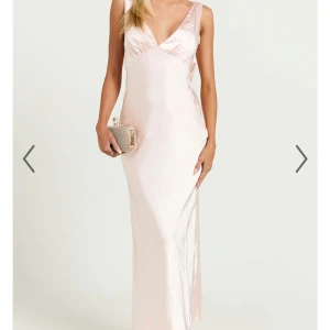 Ljusrosa långklänning i satin - Jättefin balklänning från showpo. Helt ny och oanvänd. Säljer då jag hittat en annan. Nypris ca 2000 med tull och avgifter. Skriv om ni vill ha fler bilder. 