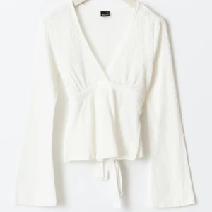 Populär Vit omlottopp från Gina  - Säljer denna populära topp från Gina, kommer tyvärr aldrig till användning ❣️