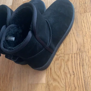 Svarta boots med foder - Säljer ett par svarta boots från Linear i storlek 41. De är tillverkade i mocka och har ett mjukt foder för extra värme. Perfekta för kyligare dagar med en robust sula för bra grepp.