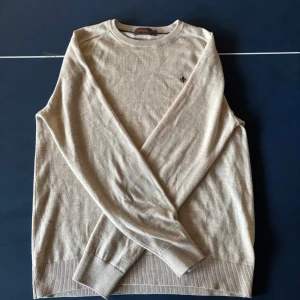 100% merinoull från Morris  - Säljer en stilren beige tröja från Morris i 100% merinoull. Den är i storlek L men jag skulle säga att den också passar M, om de är något ni undrar är de bara att höra av sig!🥂