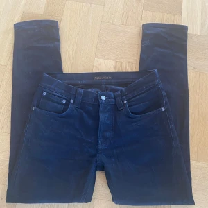 Nudie Jeans Grim Tim - Mattsvarta Grim Tim. Strlk 31/32. Sparsamt använda. Endast tvättade en gång men kan se lite urtvättade ut. Nypris ca 1600kr, mitt pris 350kr🤩Kontakta vid fler frågor💯