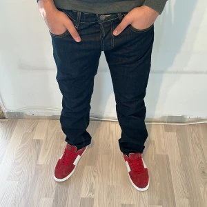  Lee Jeans - Tjenare! Säljer dessa snygga mörkblå jeans från Lee i nyskick! Snygga mörkblå jeans i ”Straight fit” modell! Använt väldigt få gånger! Modellen på bilden är 170cm och väger ca 63kg! Nypris 999kr! Mitt pris är endast 200kr! 🙌skriv vid minsta intresse🤗 Mvh DC🔹