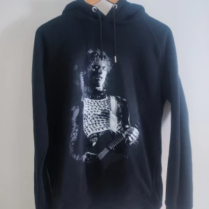 Svart hoodie Machine Gun Kelly - Snygg svart hoodie med tryck av Machine Gun Kelly på framsidan och turnédatum på baksidan. Köpt på hans konsert i Gröna Lund 2023, köpt för 1200 sek. Knappt använd.