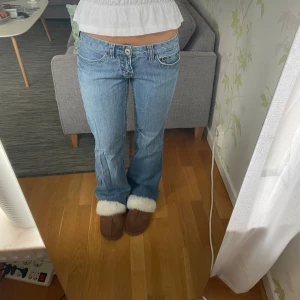 Jeans lowwaist utsvängda lågmidjade bootcut - Jeans, midja (rakt över): 39cm innerbenslängd: 85cm