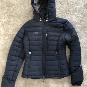 Uhip jacka - Såå fin ridjacka från Uhip som är rätt så liten i storleken. Jättebra på vintern och sitter snyggt uppsuttet även med väst och andra plagg under💕🌟