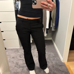 Svarta kostymbyxor bikbok - Snygga svarta kostymbyxor med låg midja och en bootcut passform. Väldigt populära byxor från bikbok❣️