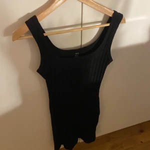 Klänning - Bra skick, använd sällan, kort klänning.