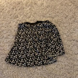 Blommig kjol - Bra skick, aldrig använd, kort kjol.