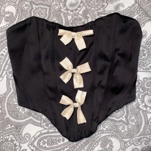 Korsett med rosetter - Korsett liknande topp med rosetter🎀🎀