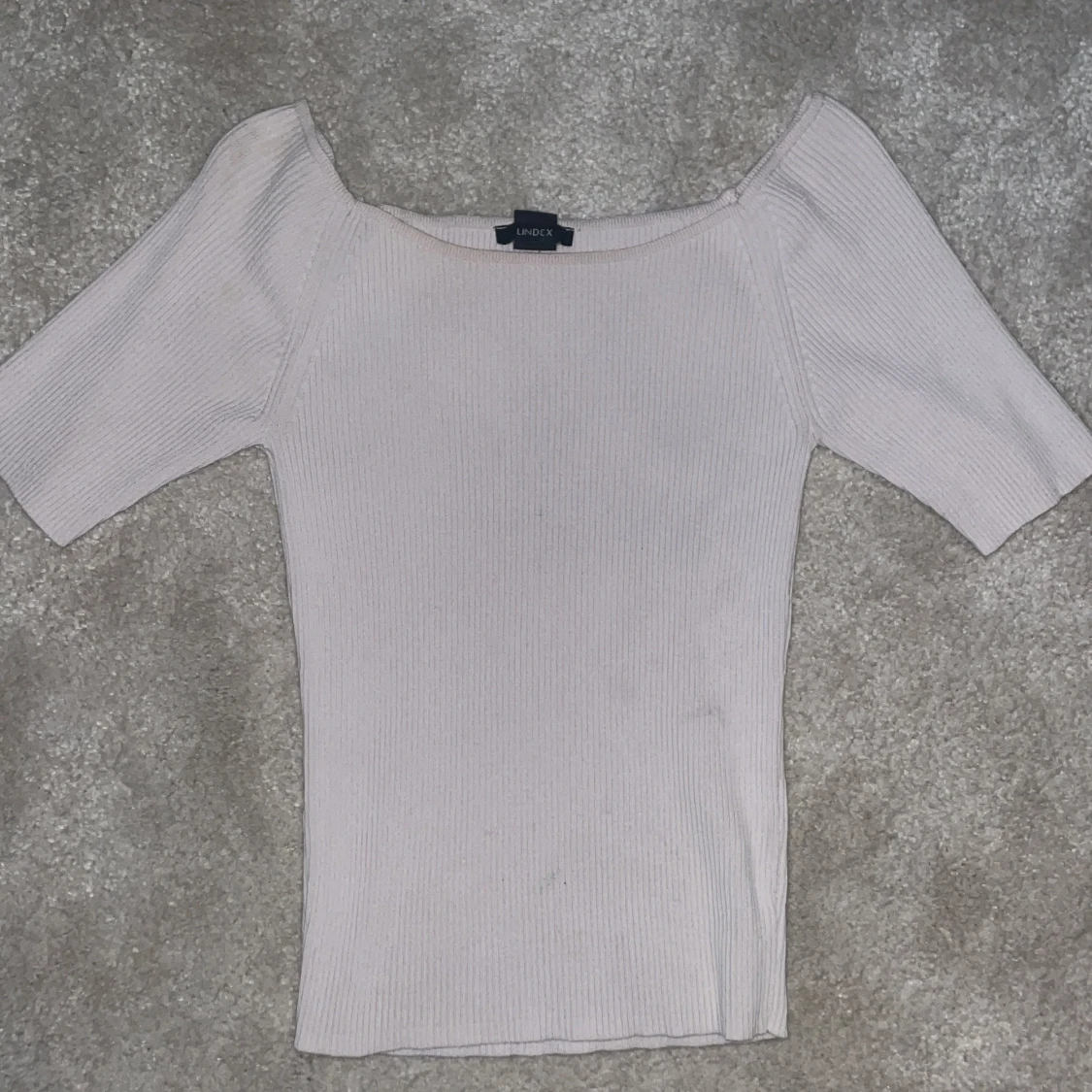 Beige ribbad offshoulder topp från Bik Bok