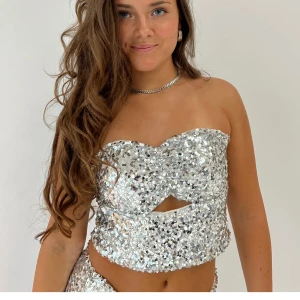 Design by si topp - Helt ny aldrig använd då den inte riktigt passade mig och jag glömde skicka tillbaka! Nypris ca 300 kr! One size enligt hemsidan