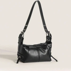 Svart axelväska  - Snygg svart axelväska i skinn 🩷