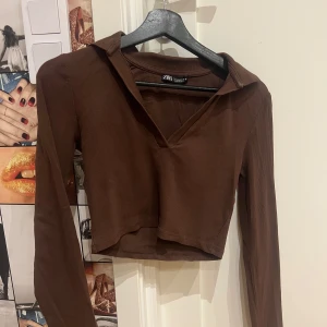 Brun croppad tröja från Zara - Jättefin cropped tröja från Zara som är använd ett fåtal gånger och är i mycket bra skick☺️