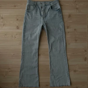 Ljusblå jeans, hög midja - W29 L32, men har kortats ner så att de passar någon med innerbenslängd på ca 77cm!