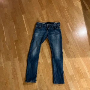 Replay Rocco  - Säljer ett par snygga blå jeansbyxor från replay. De har en klassisk femficksdesign och en bekväm passform. Perfekta för en avslappnad stil. Dom är bra skick men man ser att dom är använda, därför priset, hör av er vid minsta fundering 