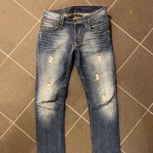 Nudie jeans med fet tvätt och feta sletningar - Säljer ett par nudie jeans med modellen grim Tim, står 30 waist men sitter mer som 31/32. Dessa är väldigt sällsynta med denna typ av tvätt