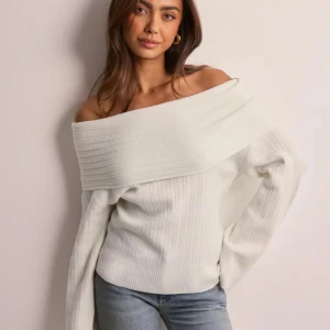 Off shoulder stickad - En stickad off shoulder tröja från Nelly, köpt för 400kr i storlek xxs! Den är väldigt stor i storleken men passar mig som brukar ha xs-s, använd Max 3gg! Slut i xxs på hemsidan 
