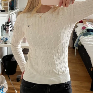 Gant kabelstickad tröja - Vit snygg kabelstickad tröja från gant. Knappt använd och u mycket bra skick. Ny pris 1600kr. Pris är diskuterbart, skriv vid frågor eller fler bilder💗