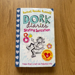 Dork Diaries: Skating Sensation - Boken 'Dork Diaries: Skating Sensation' av Rachel Renée Russell är en internationell bästsäljare. Den handlar om Nikki Maxwell och hennes äventyr med vännerna Chloe och Zoey. Perfekt för unga läsare som gillar humor och dagboksstil.
