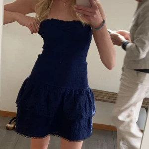 Super snygg bandeau klänning - Jättesnygg marinblå bandeau klänning från Gina. Köpt förra året men bara använd fåtalet gånger och därför väldigt bra skick. Pris är diskuterbart, skriv vid frågor eller för fler bilder💓