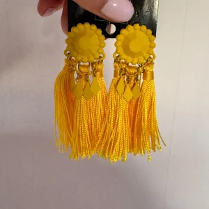 Örhängen gul - Jättefina örongången, köpt utomlands. Perfekt till festival, sommar eller fest. Kika in min sida för fler andra modeller! Vissa är ny, testade eller använd fåtal gånger! Paketpris kan fixas!