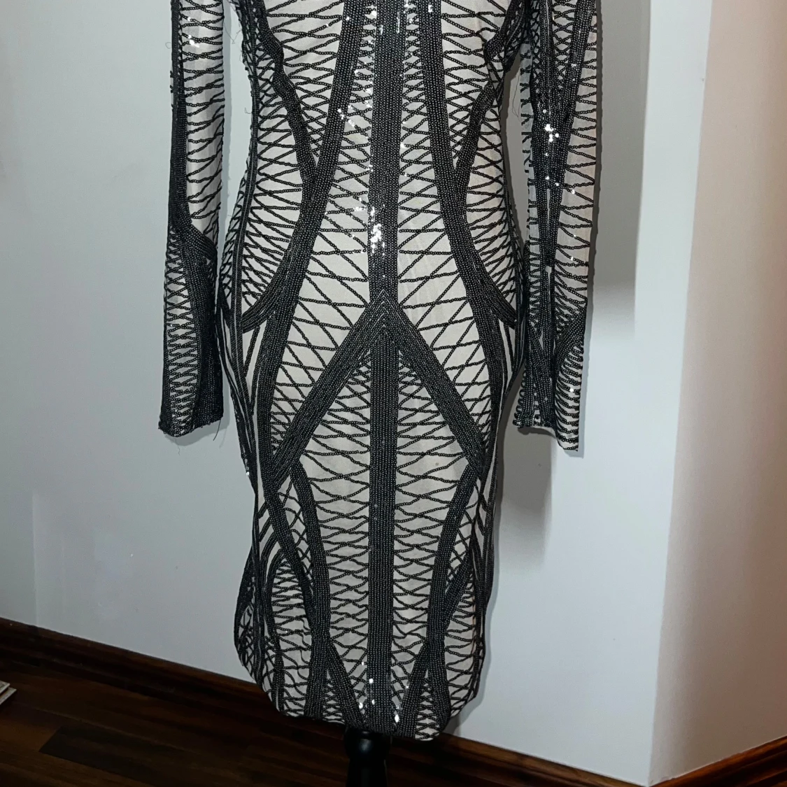 Svart och vit glittrig klänning - 3