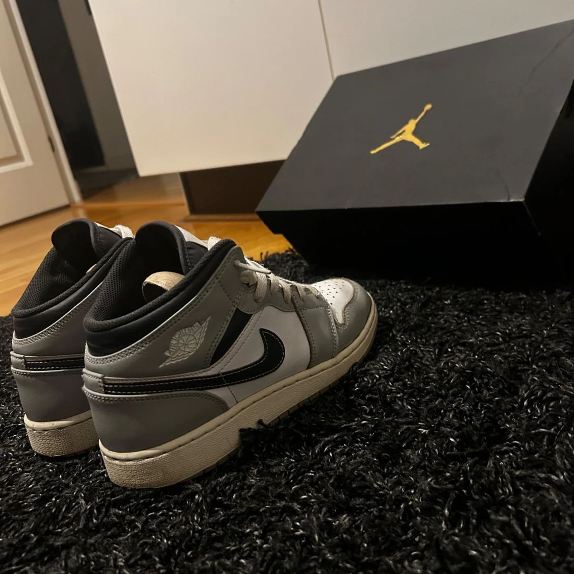 Nike Air Jordans i grått och svart - 3