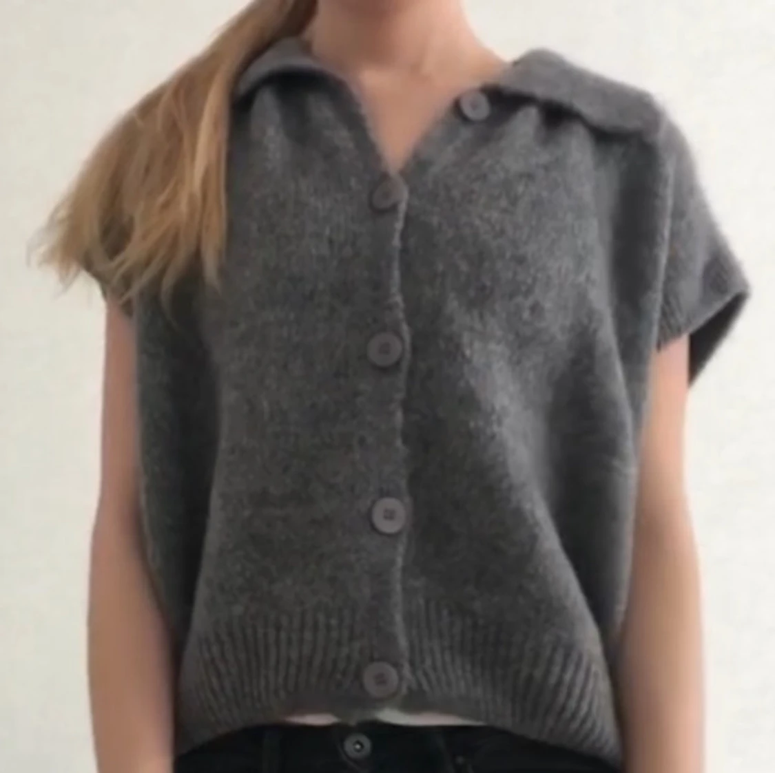 Grå kofta med knappar