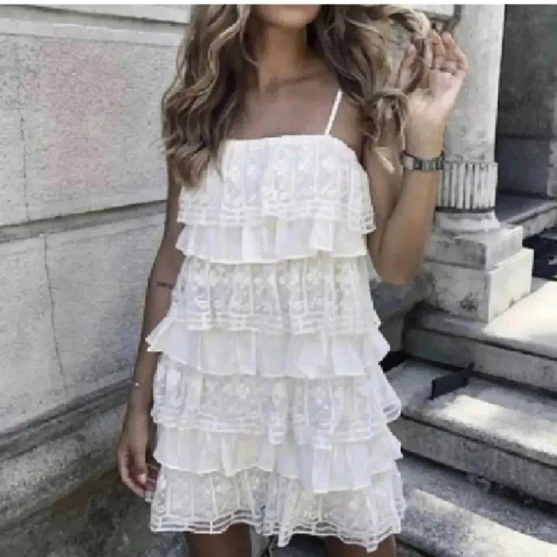 Vit klänning med volanger