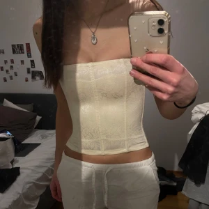 Beige korsett - Säljer min beige korsett, se bild 2 för att se litet hål i korsetten❣️