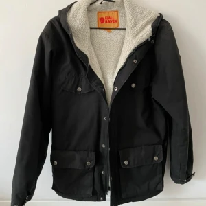 Fjällräven jacka - Svart Fjällräven jacka i storlek XS.