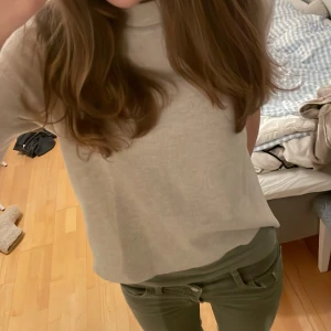 Beige kortärmad topp från Zara - Säljer en stilren beige topp från Zara. Den har en enkel design med korta ärmar och en rund halsringning. Storlek L men är som en s, hör av dig om du har några frågor ❤️