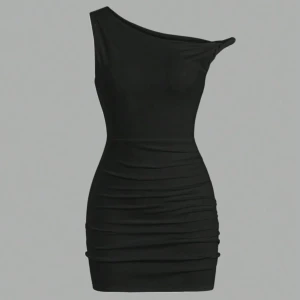 Svart oneshoulder klänning - Snygg svart oneshoulder klänning med tight passform. Klänningen har en stilren design med rynkade detaljer. Perfekt för en kväll ute eller en speciell tillställning.