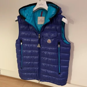 Moncler väst  - Säljer en Moncler väst som är i storlek 3! Kvitto och tags medkommer vid köp! Hör gärna av dig om du har frågor 