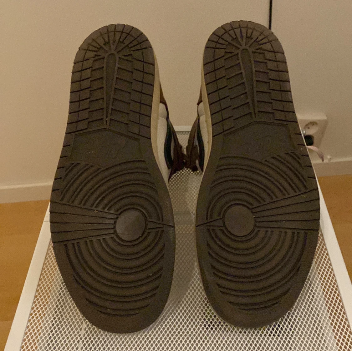 Nike Air Jordans i brunt och vitt - 4