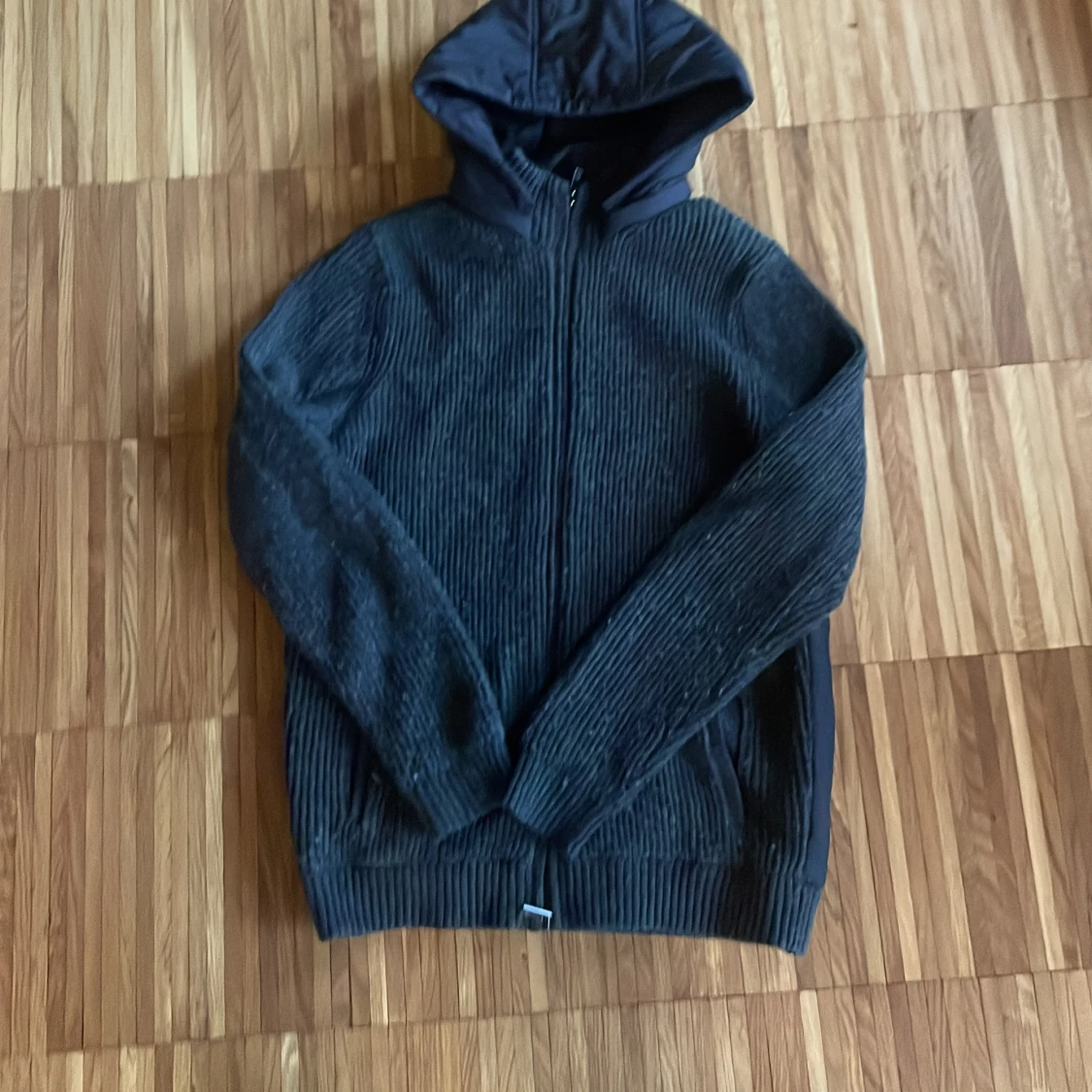 Svart huvtröja från Massimo Dutti