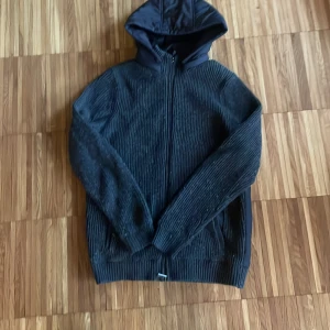 Svart huvtröja från Massimo Dutti - Massimo dutti jacka med hälften dun och hälften ull väldigt stil ren och mycket bra skick