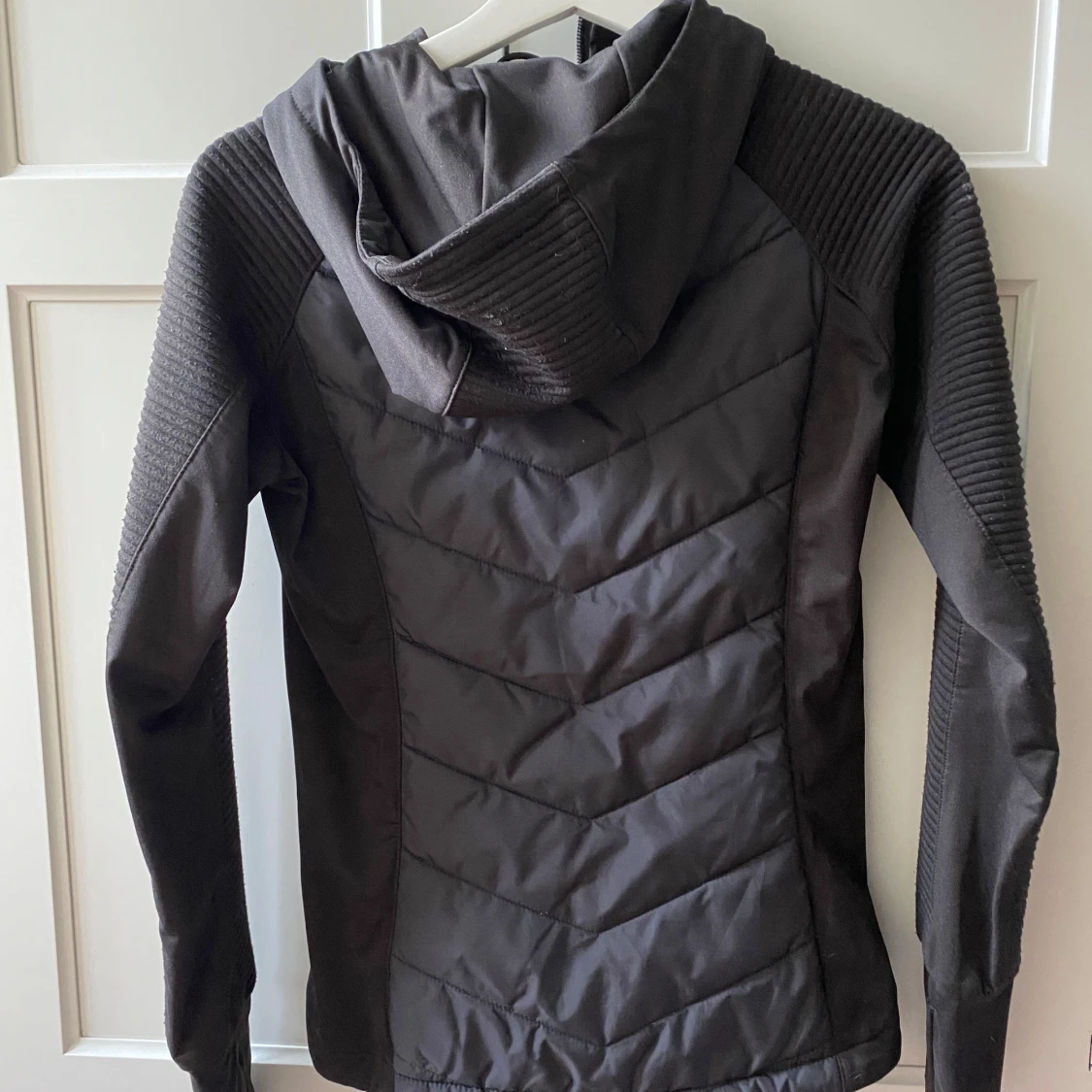 Svart jacka med huva från H&M - 1