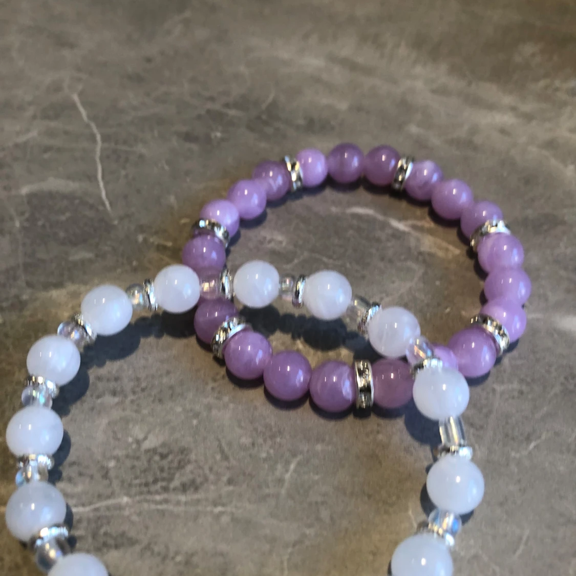 Två pärlarmband i lila och vitt - 2