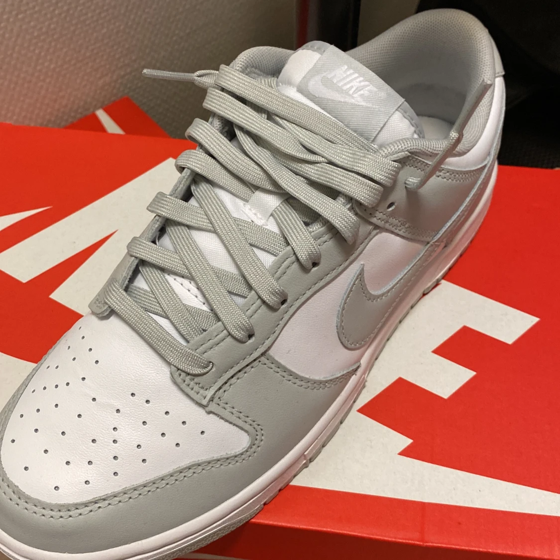 Nike Dunk Low Retro i vit och grå