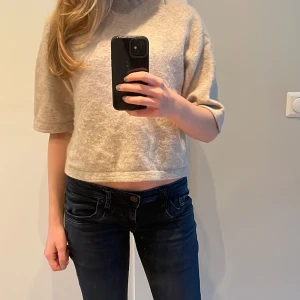 Beige croppad tröja från & Other Stories - Säljer en stilren beige croppad tröja från & Other Stories. Tröjan har trekvartsärmar och en mjuk, bekväm passform. Perfekt för en avslappnad look. Hör av dig vid intresse! 😊