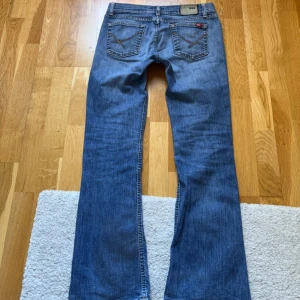 Blå jeans med bootcut - Snygga blå bootcut jeans, low/mid waisted, passar i längden på nån som är 160 eller kortare ungefär. Skriv för mått💕💕
