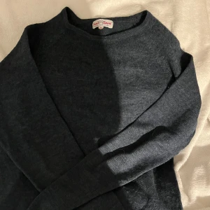 Sweatshirt herr - Säljer nu min favorit tröja som tyvärr blivit förliten. Använt ganska mycket men de är inget som syns. (Den är i storlek M men skulle nog inte söga att den passar M, utan den passar nog mer S och XS. (Hör av dig om du vill ha bild hur den sitter på)