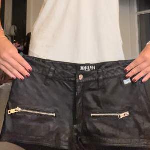 Balla low rise, skinn shorts från JOFAMA by Kenza.  Original pris runt - 1200kr